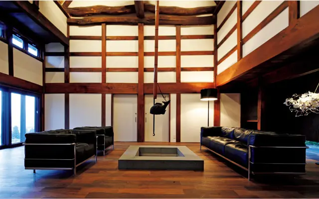 この地方で“おえ”と呼ばれる囲炉裏の間をリビングに。建築家ル・コルビジェ作のカッシーナのソファを配置