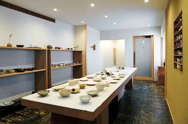 季節のしつらいも美しい店内　