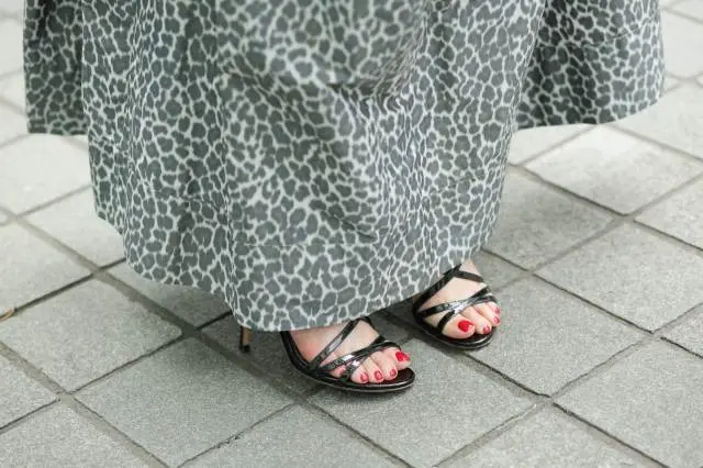アニマル柄スカート　ヒョウ柄スカート　drawer　sergiorossi　サンダル　ペディキュア