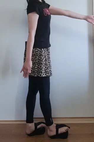 グーポを履いて歩く時の姿勢。かなりぎこちないです。