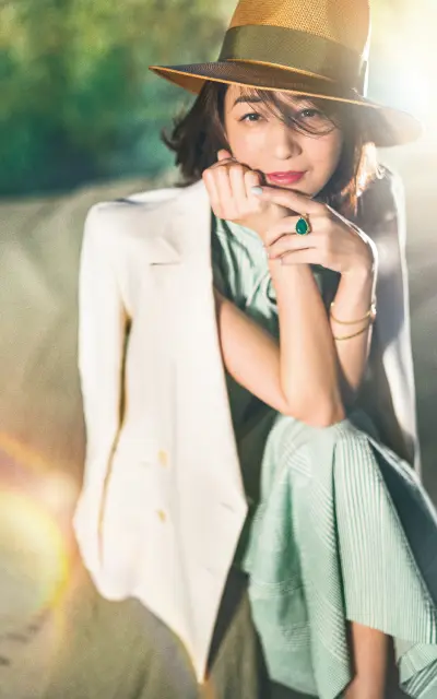 マラカイトのジュエリーを身につける富岡佳子