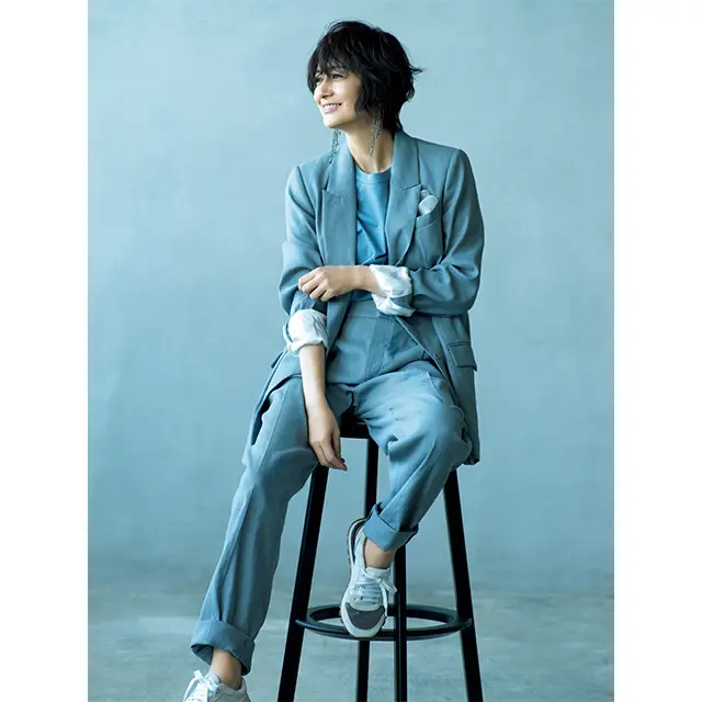 今らしいこなれ感が魅力の、小粋なグレイッシュブルー