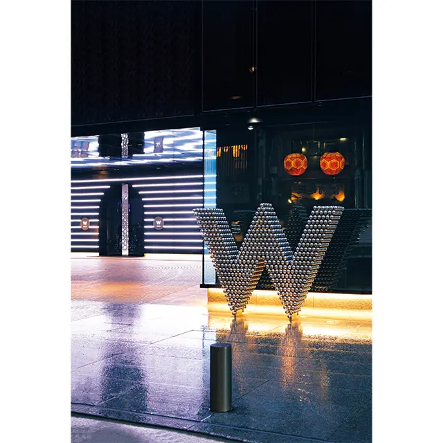 車寄せ側のエントランスはクロムボールの「W」が目印