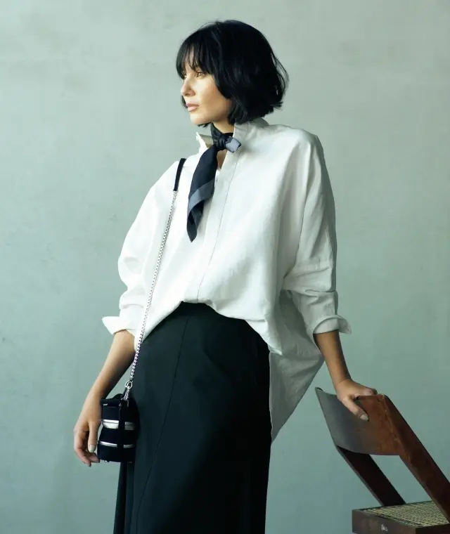 襟もとのさりげないあしらいもバンドカラーならすっきりと