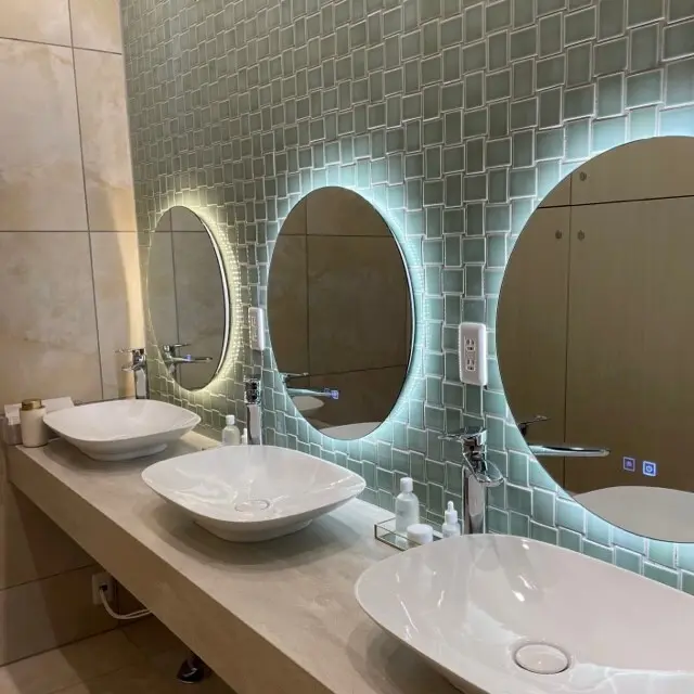 人気トレーナーAYAさんのジム。シンプルで使い勝手のよさそうなインテリア