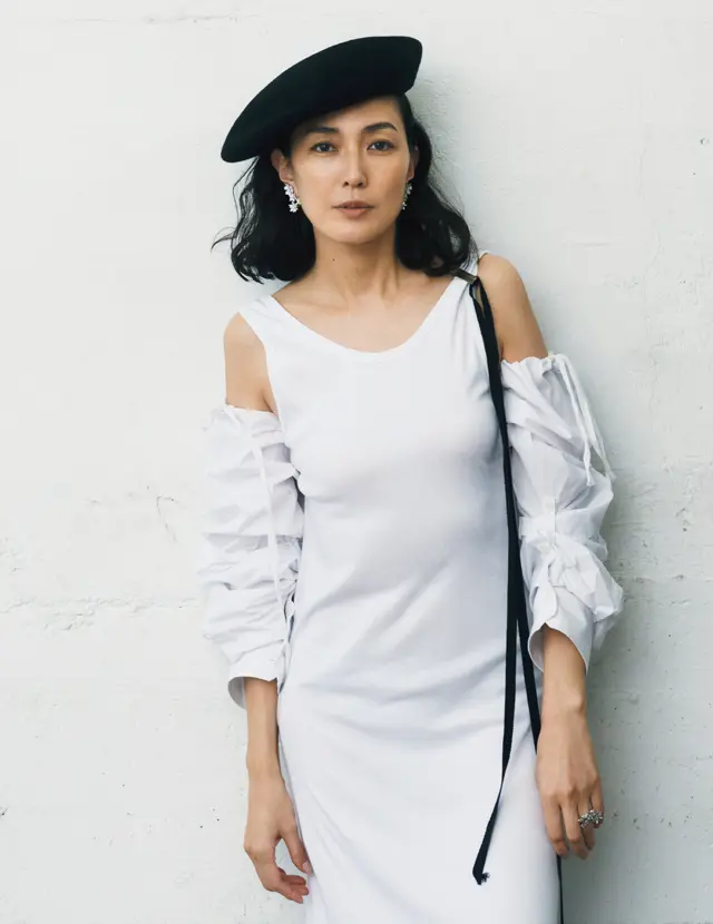 ヴァン クリーフ＆アーペルのリングを身につける板谷由夏