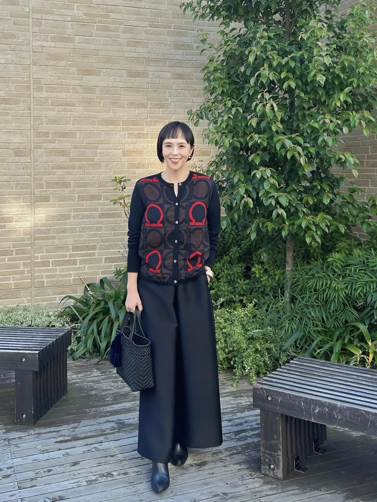 思い切って髪色をトーンダウンしたら黒い服の画像_11