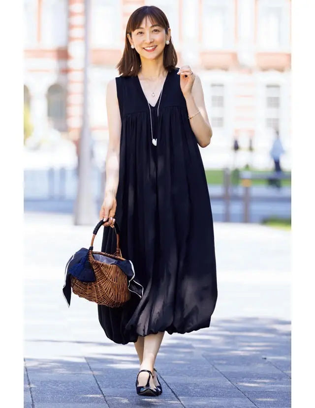 【50代絶対ほめられる服】お呼ばれには頼れる“洗練モノトーンコーデ”！ ディテールや小物使いでおしゃれ度アップ