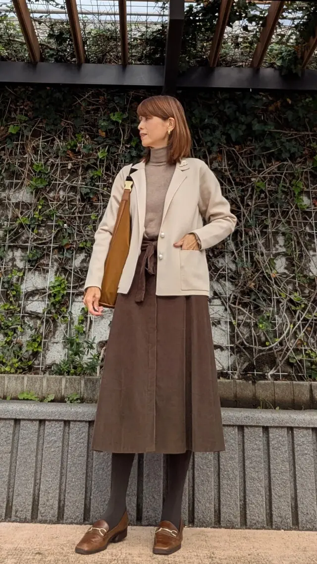 ブラウンコーデ　秋コーデ　ブーツ　ローファ　デニム　ニットジャケット　タイツ