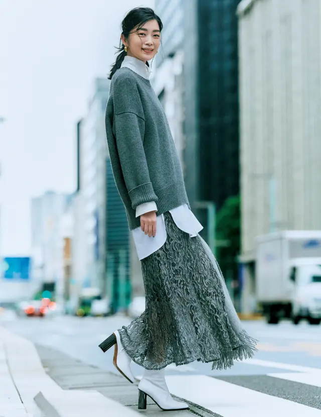 冬に着るレースが新鮮。ニットとの相性も抜群　スカート￥45,000／ウィム ガゼット 青山店（ウィム ガゼット）