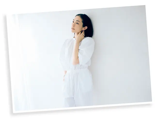 「白の服」を堂々と着る大人は、ずっと印象が老けない