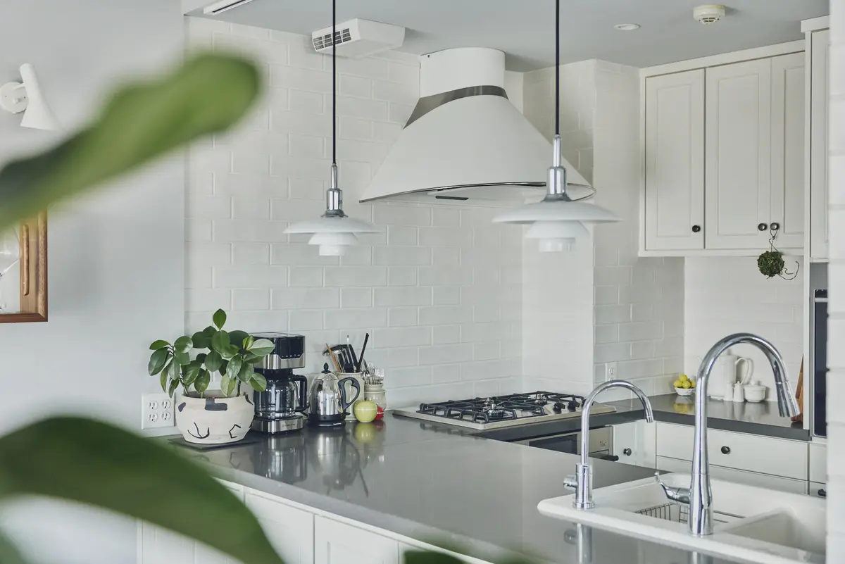 75㎡ スモールラグジュアリーな部屋　キッチン　シンク　換気扇　照明