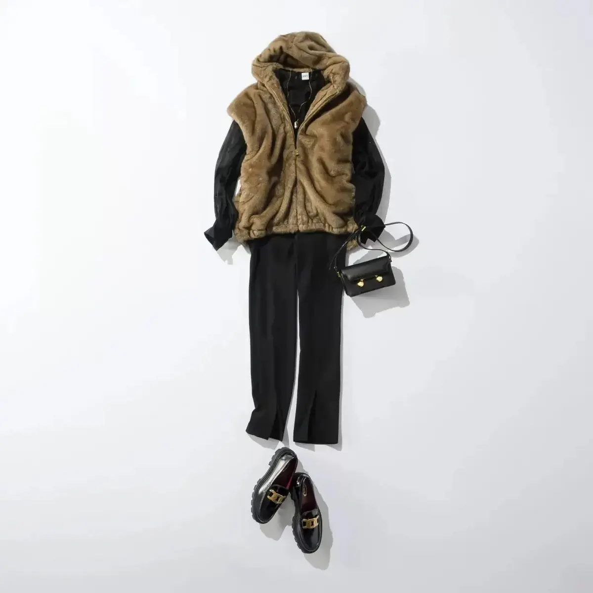 パンツにもスカートにも合うおしゃれな靴って？50代の秋は「ローファー」であか抜ける！