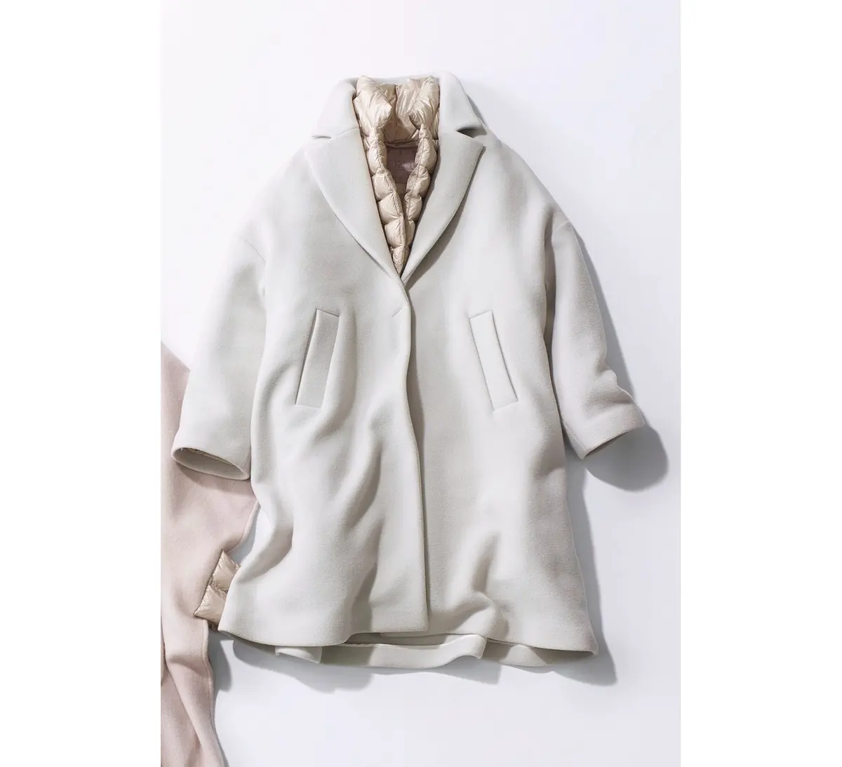 コート￥357,500／ヘルノ・ジャパン（ヘルノ）