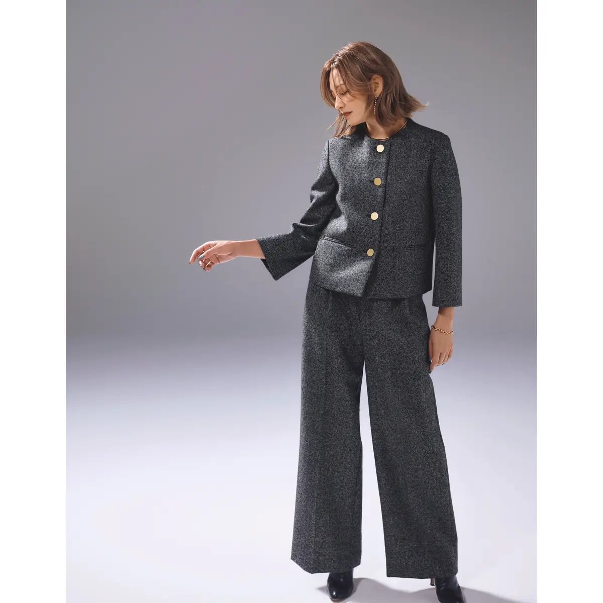 グレーノーカラージャケットとパンツのセットアップコーデ　モデル・RINA