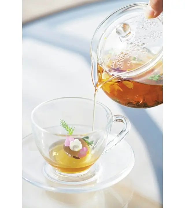 エディブルフラワーがあしらわれた「季節のコンソメスープ」。