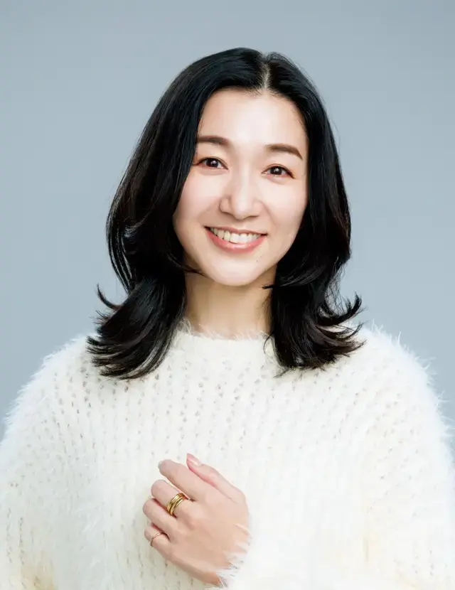 フェイスラインを包むやわらかい姫カットは立体感も、小顔印象もかなえる万能シルエット