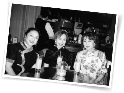 スペイン、台湾、上海などを旅した友人で俳優仲間、冨士眞奈美さん（左）と岸田今日子さん（中）。