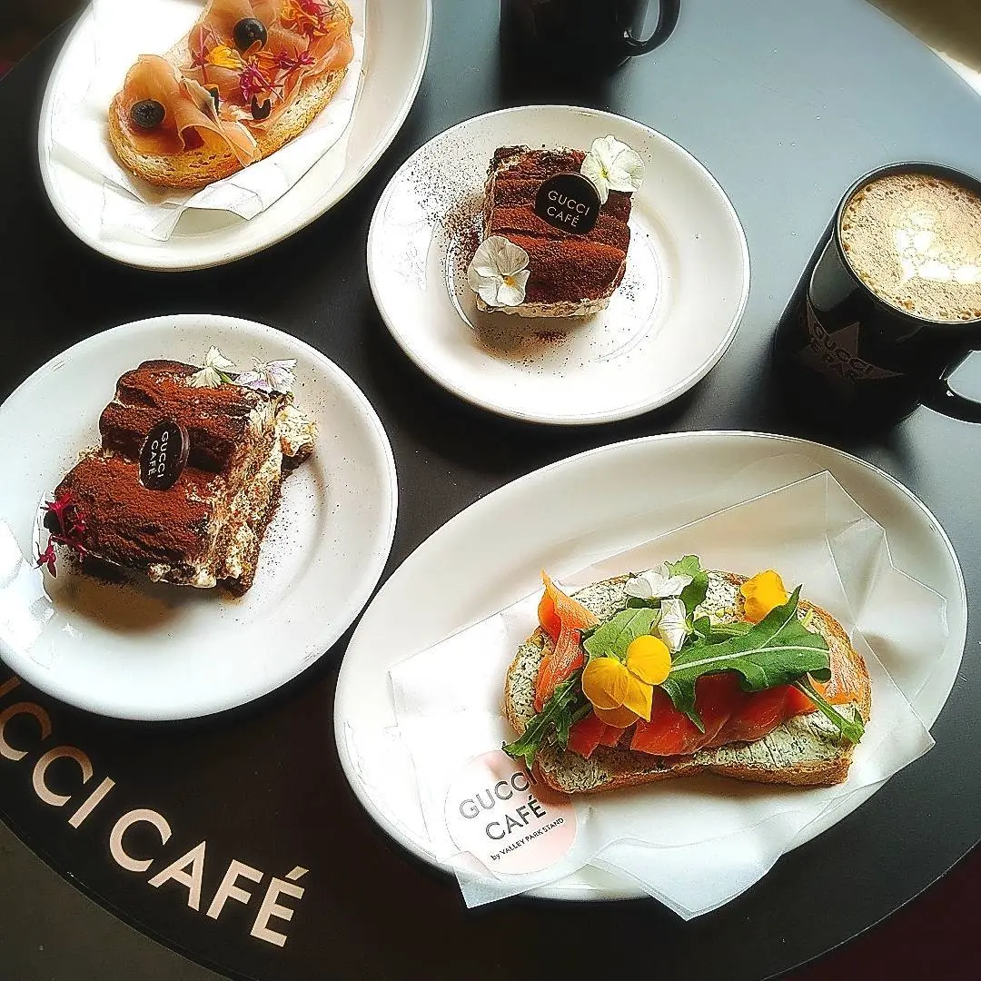 ミヤシタパークのグッチカフェ、オープンサンド、カフェラテ、ティラミス