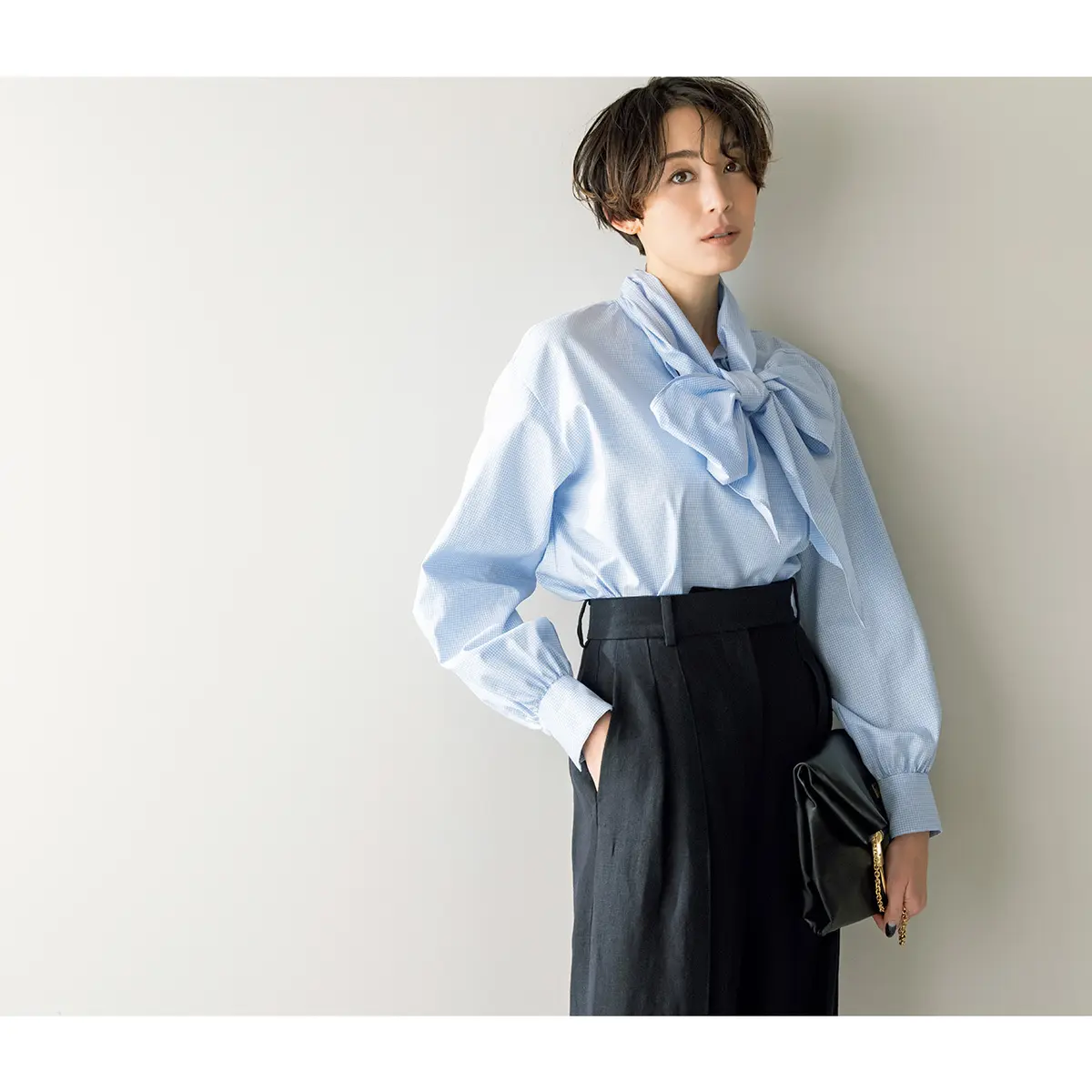 ライトブルーの某対ブラウスとパンツのコーデ　モデル・LIZA