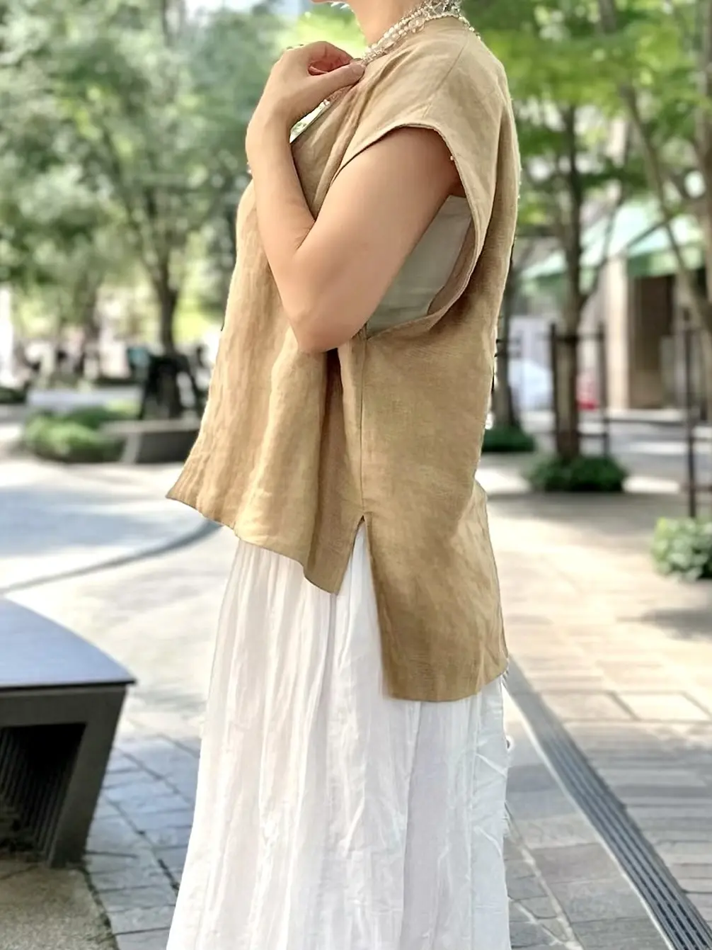 エクラプレミアムのキャメル「リネンコンパクトジレ」横から見た姿