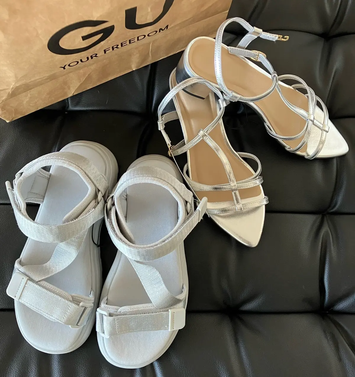 ショートヘア　GU  シルバーサンダル　サンダル　 ボリュームソールテープサンダル　ナローストラップヒールサンダル　スポサン 厚底サンダル　アラフィフコーデ　jマダムのおしゃれ
