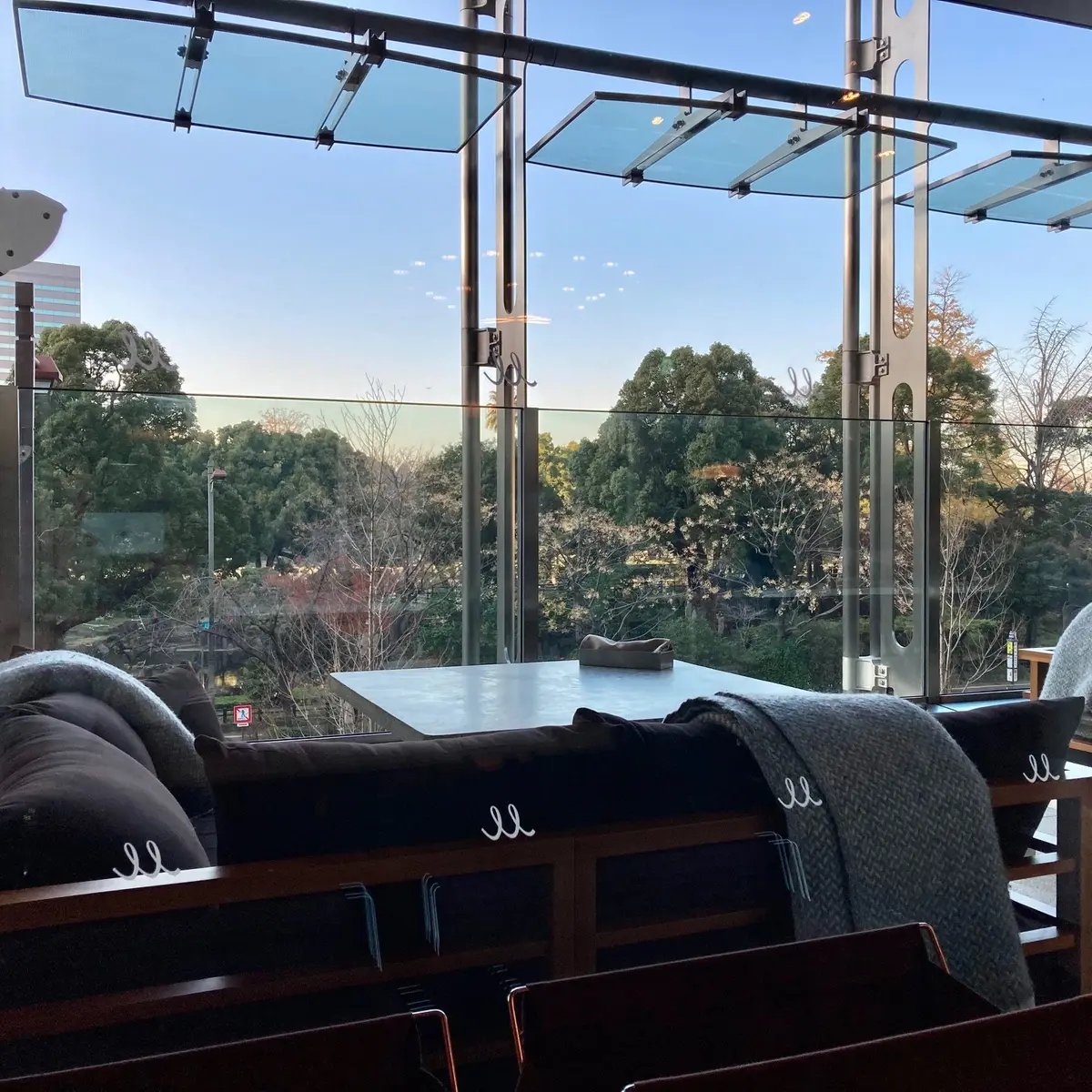 日比谷公園を望むテラス席の様子