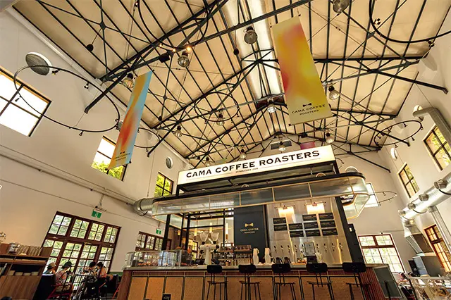 建物の躯体を残して、天井までワンルーム になった広い空間。ついつい長居したくなる