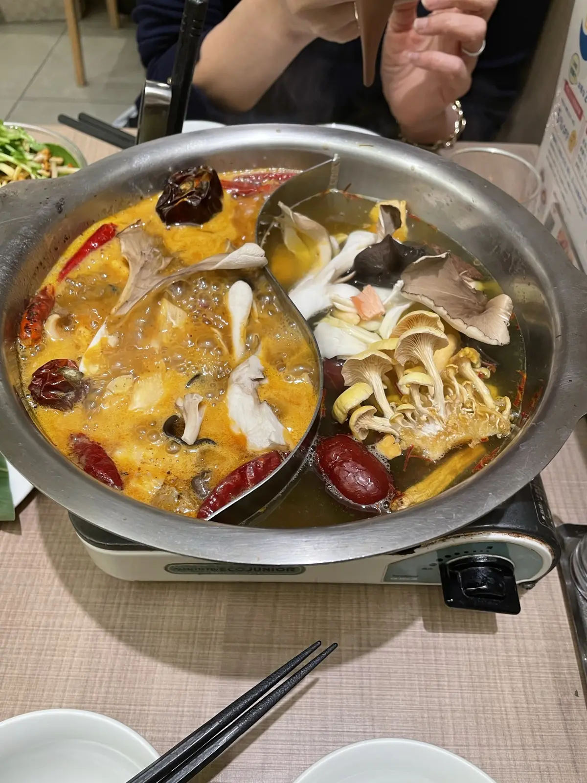 薬膳鍋、鍋、薬膳火鍋、火鍋、10ZEN、テンゼン、店内、女子会、ランチ、辛い、辛いスープ、滋養強壮、滋養強壮鍋。