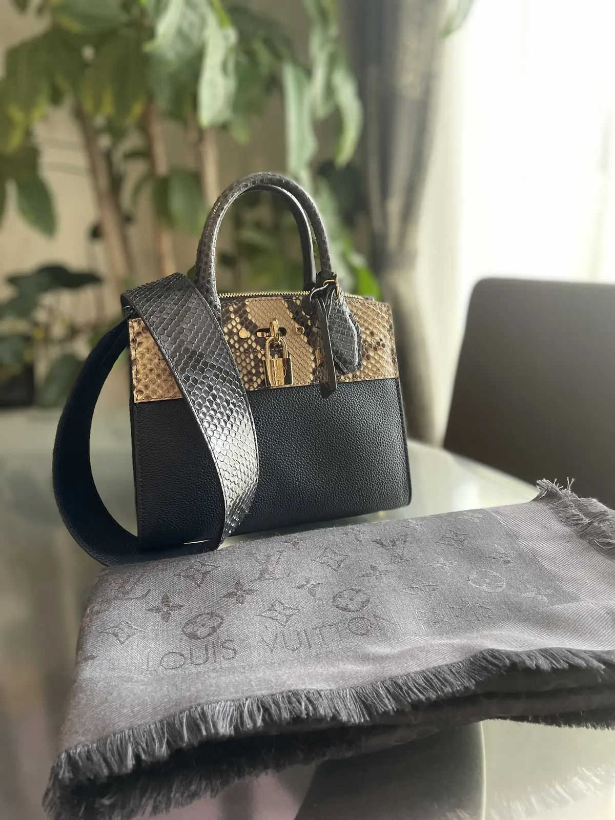 ネイビーにパイソンのバッグとグレーのストール