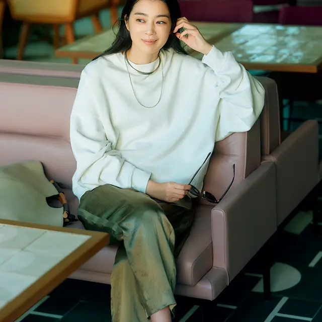 ボトムで、ジュエリーで。 エレガントな＂ツヤ＂を効かせて