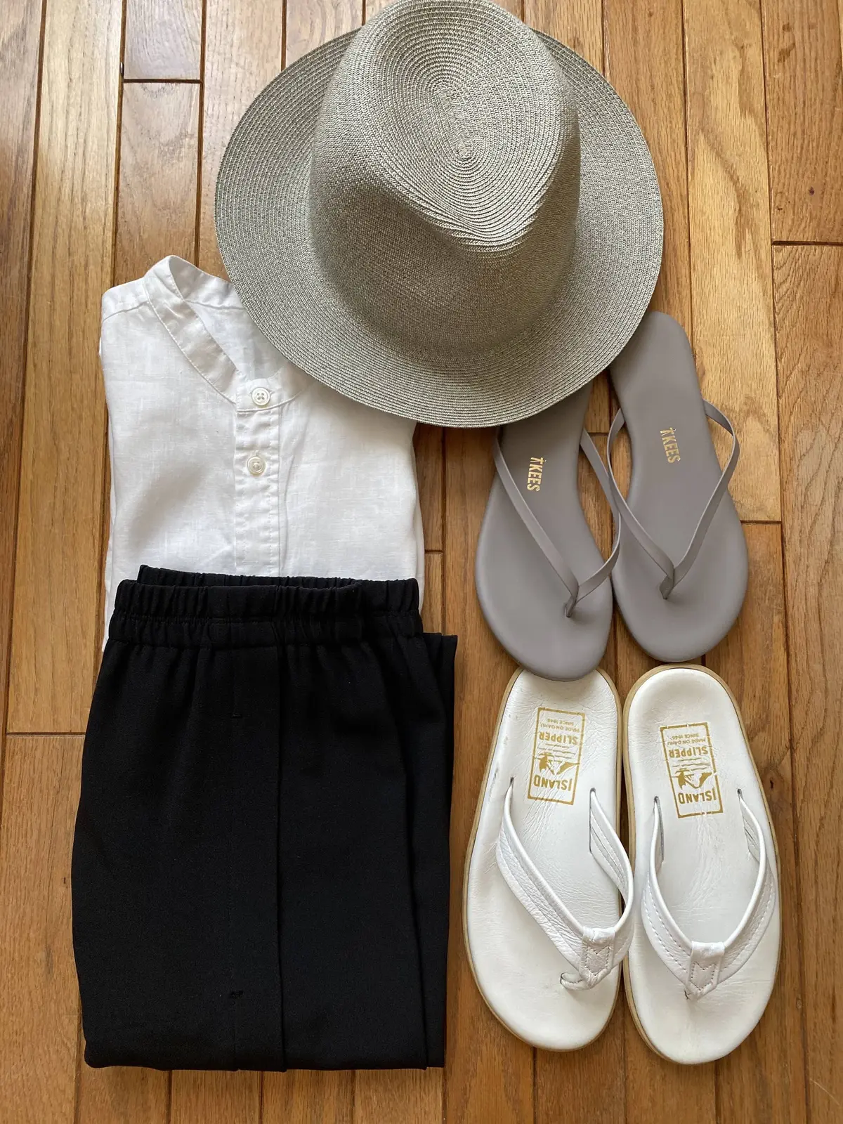 ノースリーブシャツに サンダルを合わせて