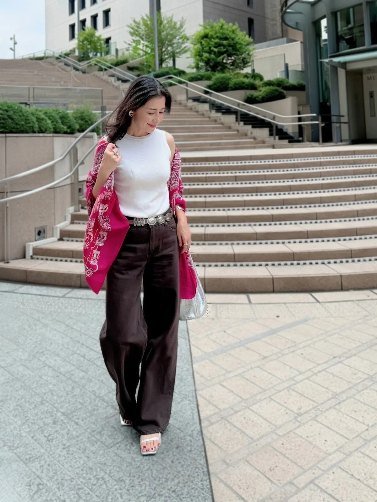 ブラウン色デニム　白ニット　コンチョベルト　シルバー色バッグ　シルバー色サンダル　H&M GU　赤紫色ストール　