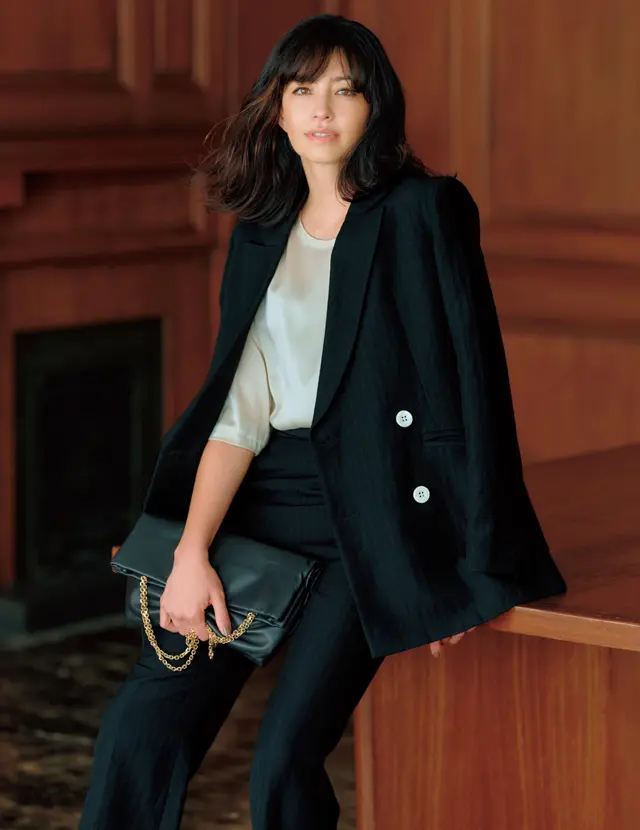 カオスのブランドを象徴するダブルブレストのジャケットコーデのRINA