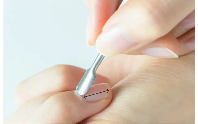 プッシャーを前後に動かす