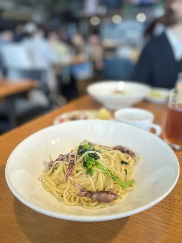 Zara白シャツで原宿でのおしゃれカフェの画像_2