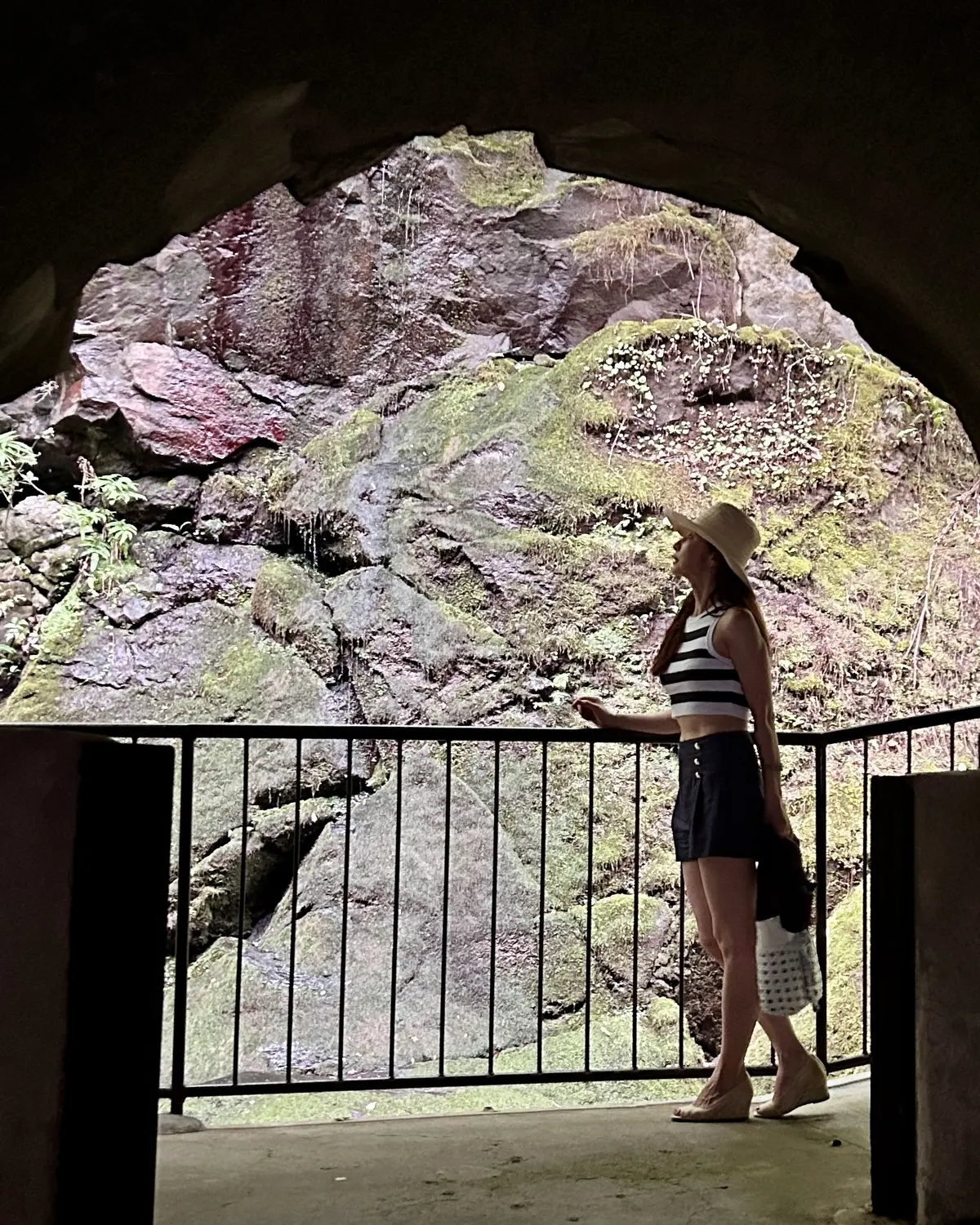 万葉公園内にあるトンネル