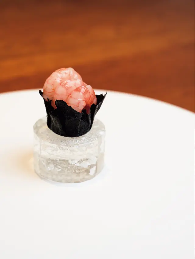 窯で焼いたのりのカップにポテトサラダと甘エビをのせて