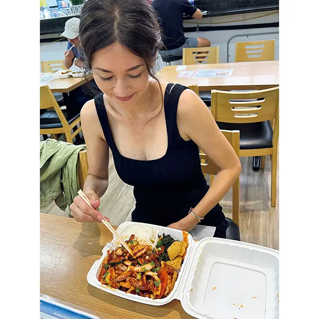 ホノルルで一番お手軽なコ リアンプレートランチ。ス パイシースクイッド（イカ） が大好き。