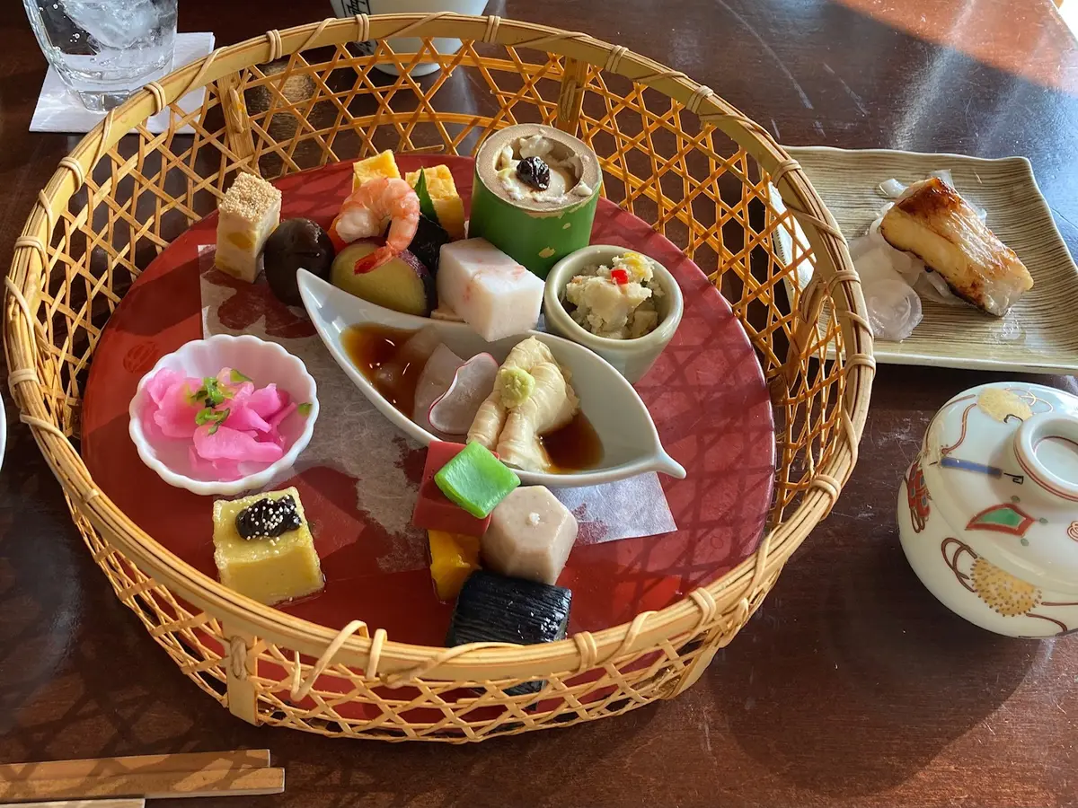 美しく盛られた花籠膳　