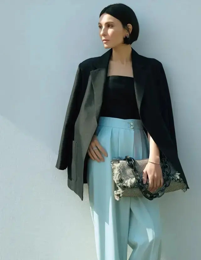 一枚仕立てのジャケットとビスチェでドレッシーな黒を今年らしく更新