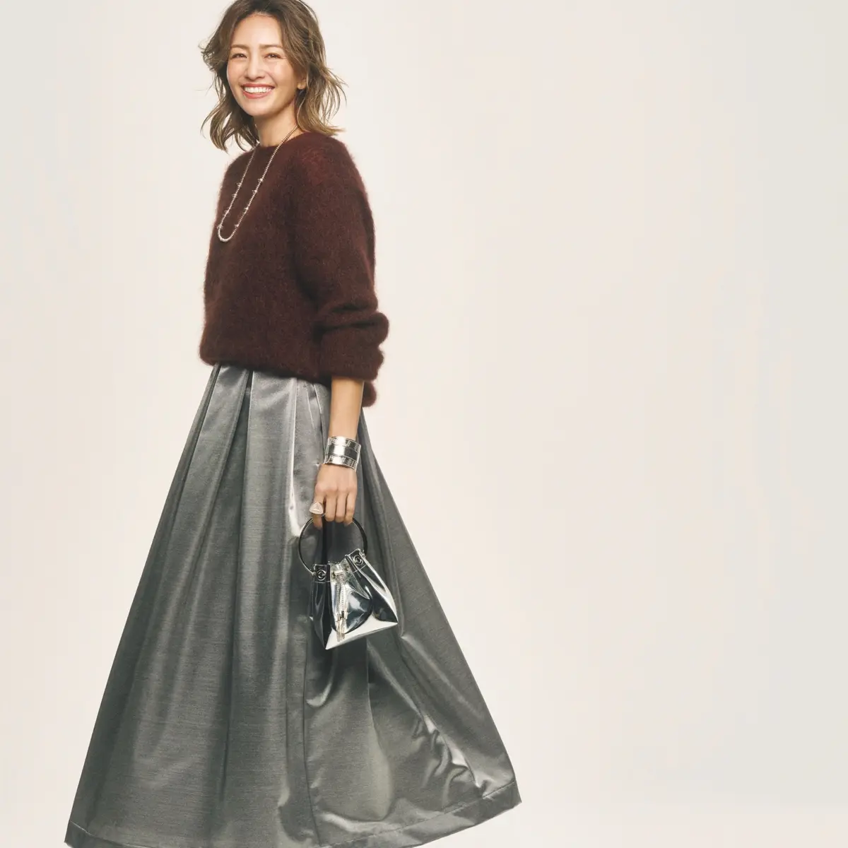 ブラウンニットとグレーメタリックスカートのコーデ　モデル・RINA