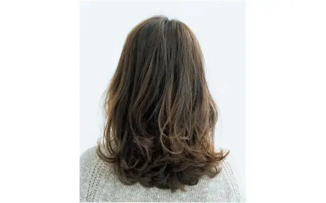 外ハネの華やかな動きの“新バランスのボリュームヘア”