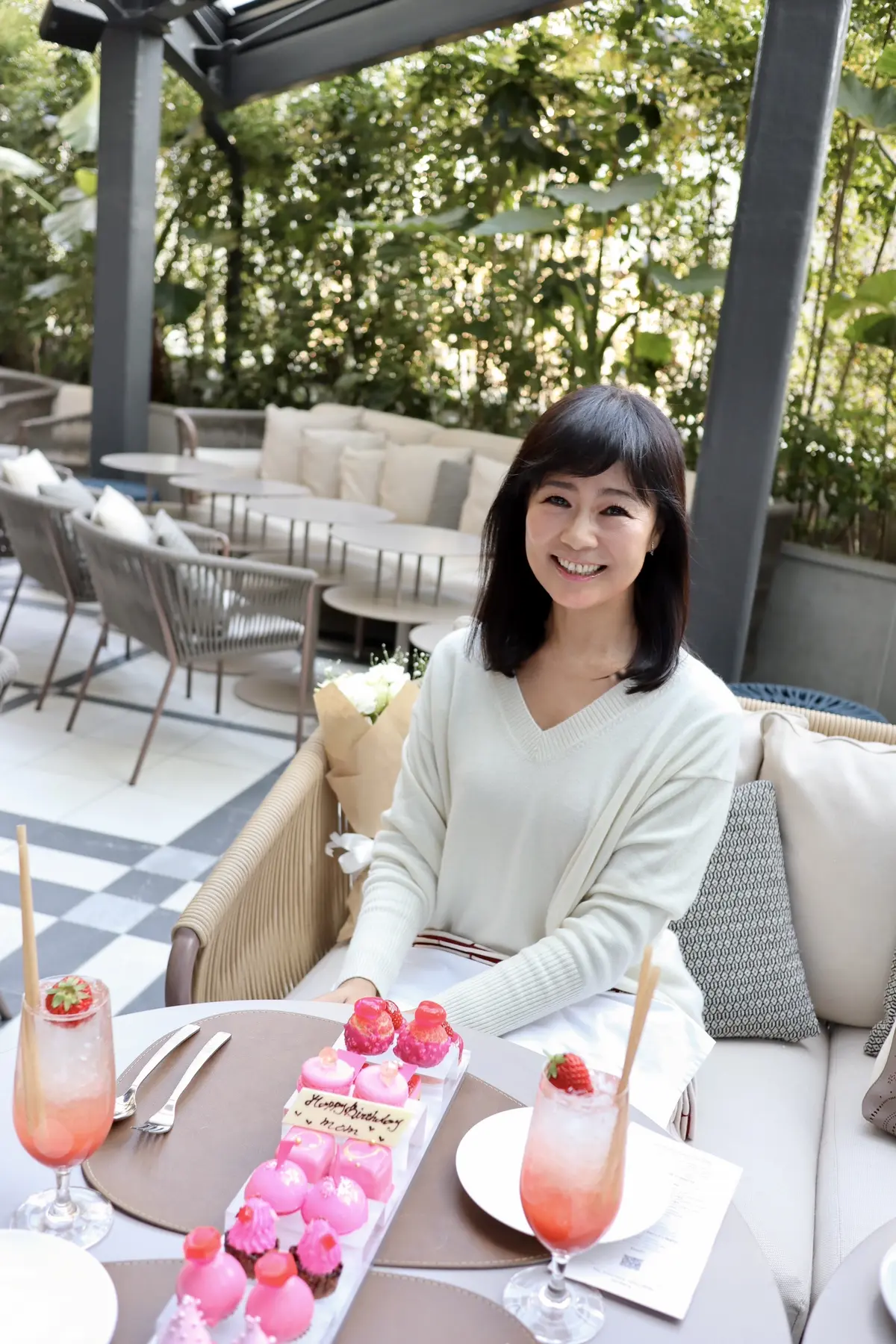 District – Brasserie, Bar, Lounge、キンプトン新宿東京、ディストリクト ブラッスリー・バー・ラウンジ、テラス、テラス席、ソファ、ソファ席、ランチ、アフタヌーンティー、いちごアフタヌーンティー、新宿、ホテル、白、白ニット、カシミヤ、カシミヤ100%、SDGS、ボブ、ミディアムヘア、春服、冬服、ヘアチェンジ、イメチェン、いちご、暖かい、柔らかい、Ｖネック、スタイルアップ、ゆるり感、さりげない、春コーデ、春服コーデ、冬コーデ、春ファッション、テーブル席、キレイめニット、いちご、ピンク、アフタヌーンティー、いちごアフタヌーンティー、ピンクアフタヌーンティー、いちごドリンク、スペシャルドリンク、ランチ、カフェ、可愛い、綺麗、美味しい、楽しい、嬉しい、幸せ、UNIQLO、ユニクロ、花束、爽やか、新鮮、可愛い、綺麗め、きれいめ、楽しい、嬉しい、幸せ、爽やか、気持ちいい、気持ちのいい空間、くつろぐ、ゆったり、プライベート感、特別感、貸し切り状態、新鮮、爽やか、穏やかな時間、寛ぐ、くつろぐ空間、くつろぐ席、ゆったり席。