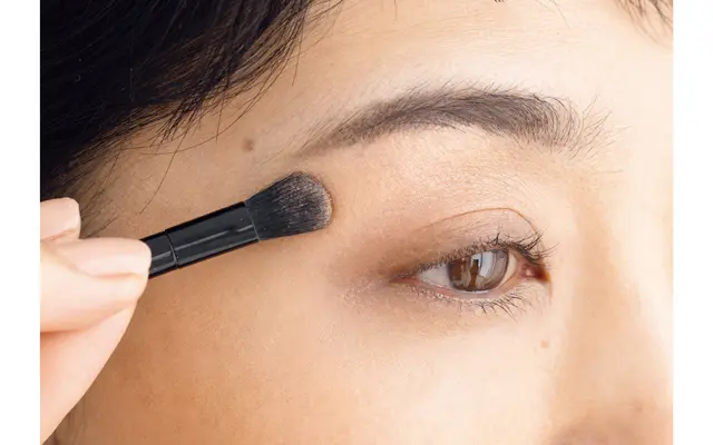 《1》ベージュカラーでまぶたのくすみを払う