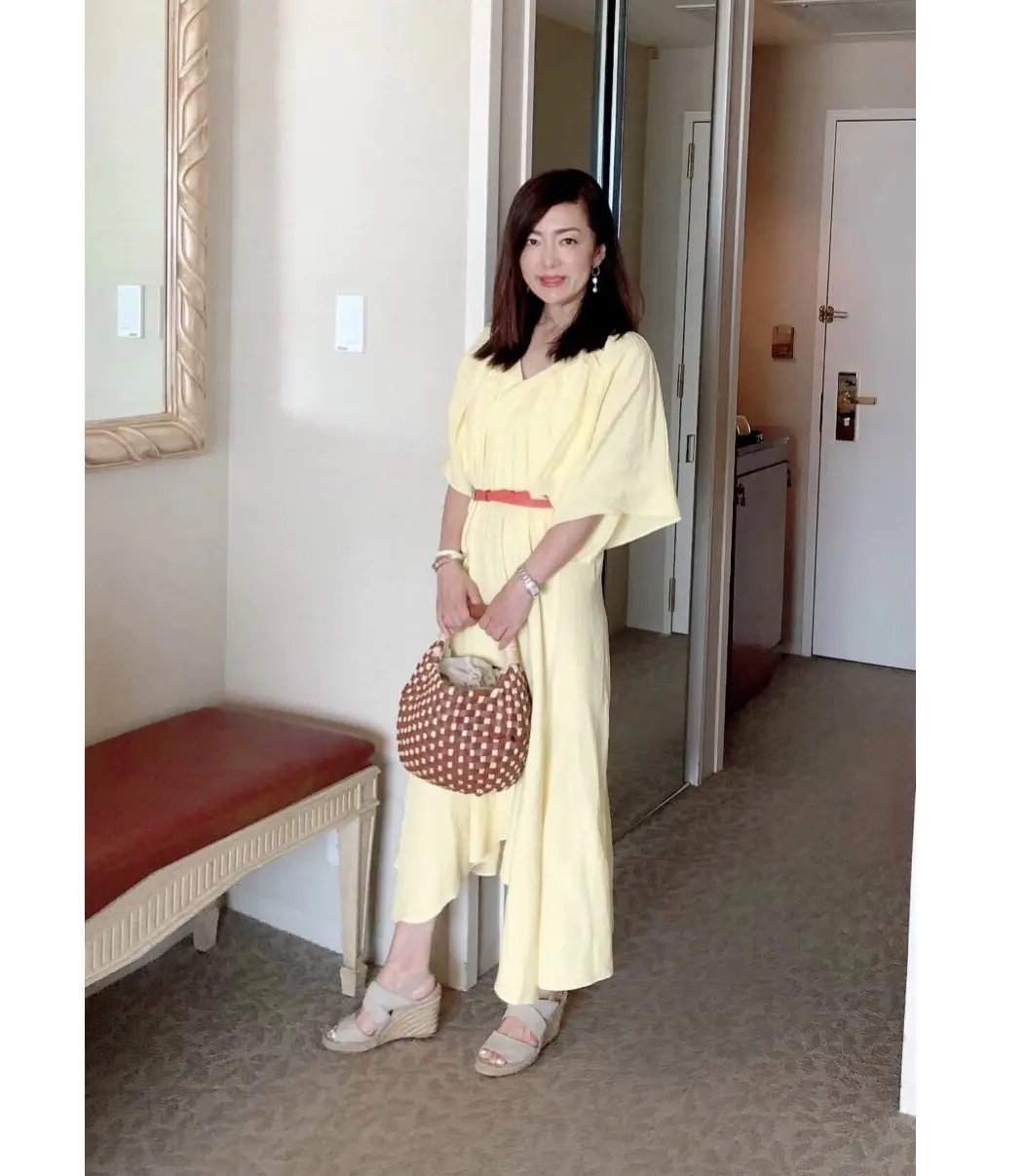 爽やかイエローワンピを着て記念日をお祝いの画像_6