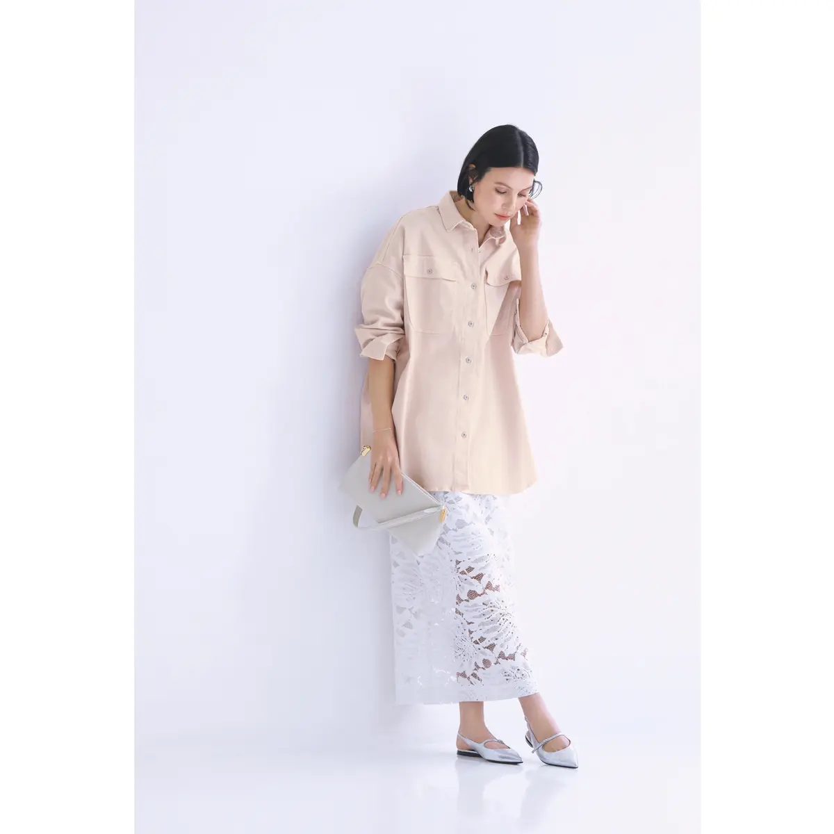 ピンクCPOシャツに白レーススカートのコーディネート　モデル・田沢美亜