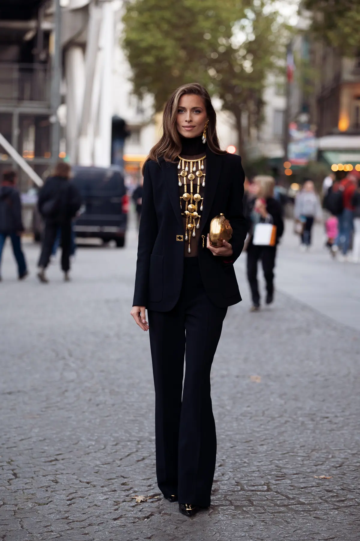 ファッションスナップ　黒コーデ　スーツ