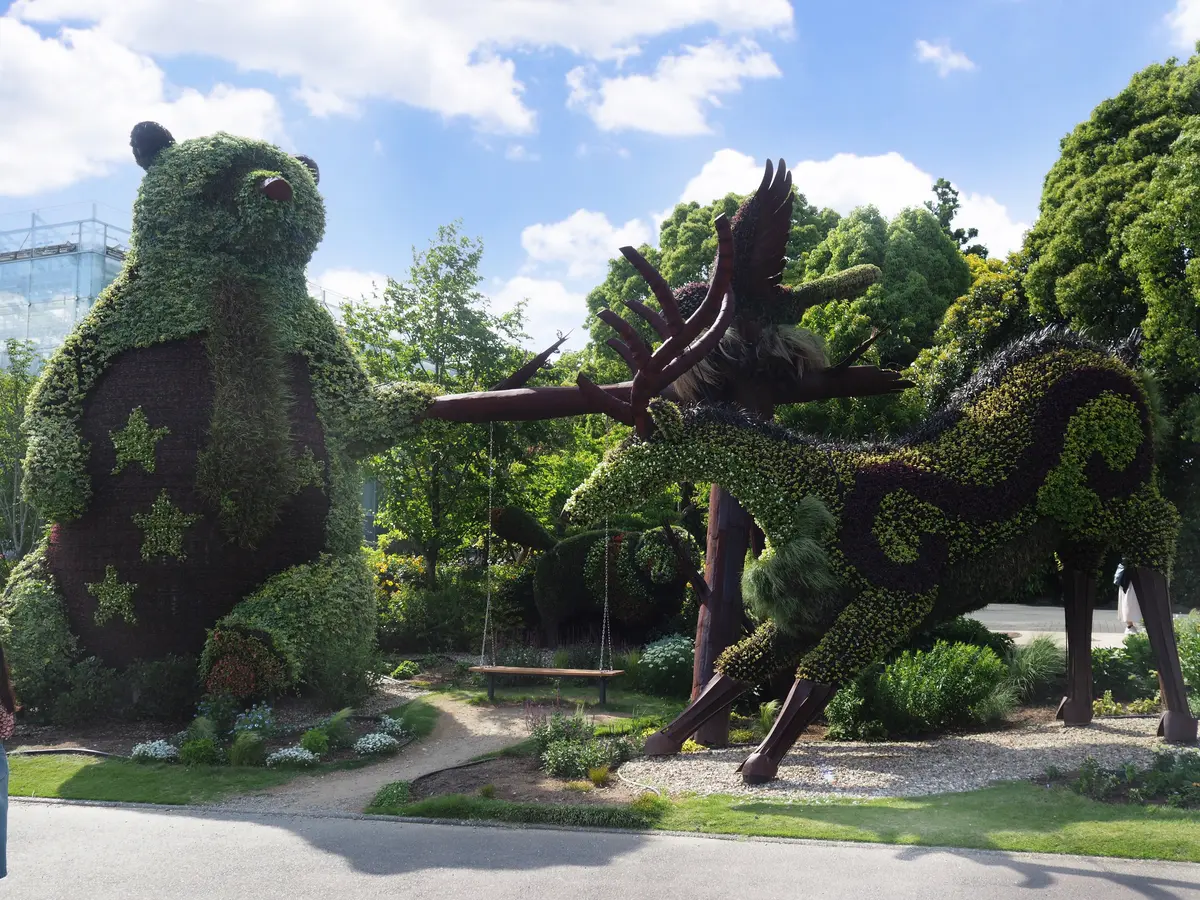 大温室横のモザイカルチャー「森の仲間たち」