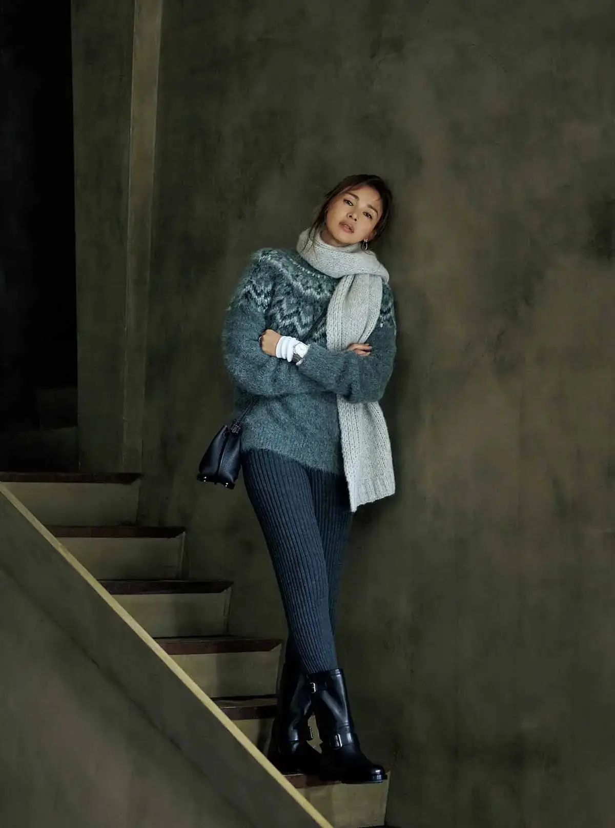 ウインターリゾートの定番、ノルディックニットを軸としたグレーの濃淡のコーディネート